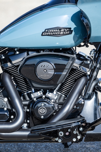 Harley-Davidson-HD_RoadGlide_SharkSkinBlue_2024_046