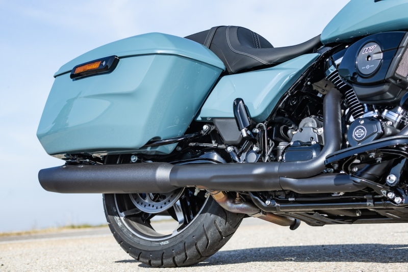 Harley-Davidson-HD_RoadGlide_SharkSkinBlue_2024_048