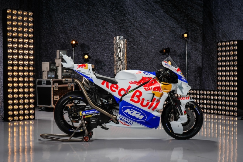 motogp-silverstone-gp-wielkiej-brytanii-2024-specjalne-malowanie-ktm-red-bull-binder-miller-1