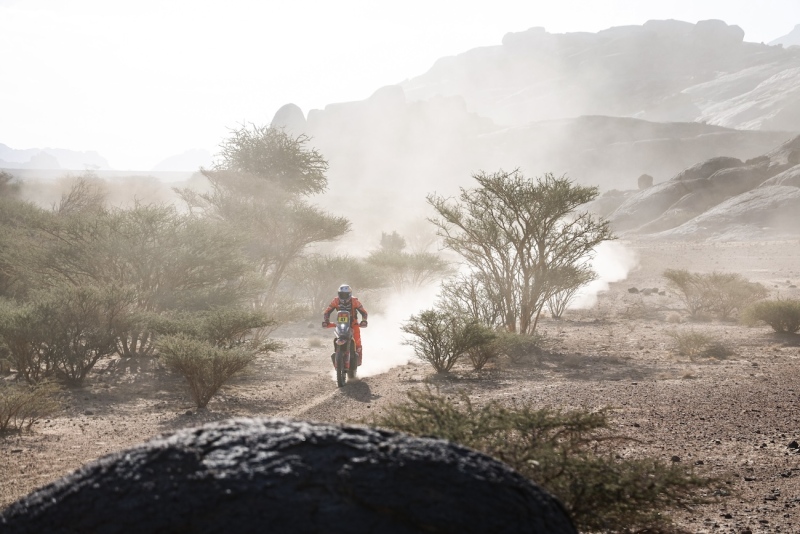 Kevin Benavides on his KTM of the Red Bull KTM Factory Racing Team during the Stage 3 of the Rally Dakar 2025 from Bisha to Al Henakiyah, Saudi Arabia on January 07, 2025. // DPPI / Red Bull Content Pool // SI202501071292 // Usage for editorial use only //