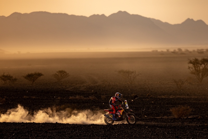 Luciano Benavides of the Red Bull KTM Factory Racing during the Stage 3 of the Rally Dakar 2025 from Bisha to Al Henakiyah, Saudi Arabia on January 07, 2025. // Kin Marcin / Red Bull Content Pool // SI202501071355 // Usage for editorial use only //