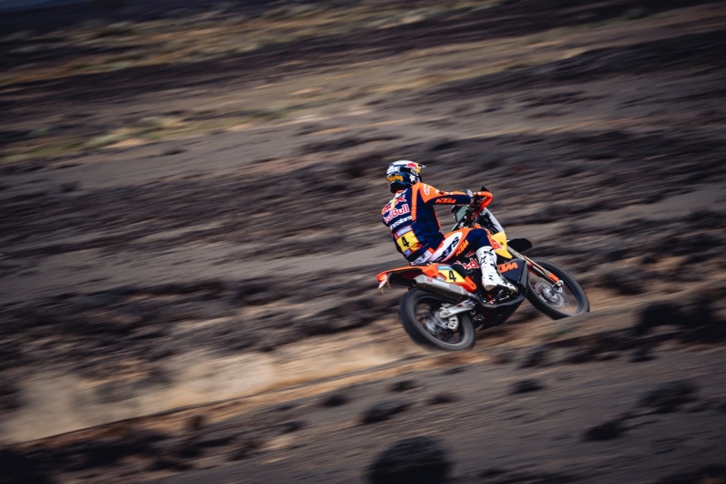 Daniel Sanders (AUS) of Red Bull KTM Factory Racing races during stage 04 of the Rally Dakar 2025 from Al Henakiyah to Al Ula, Saudi Arabia on January 08, 2025. // Marcelo Maragni / Red Bull Content Pool // SI202501080381 // Usage for editorial use only //