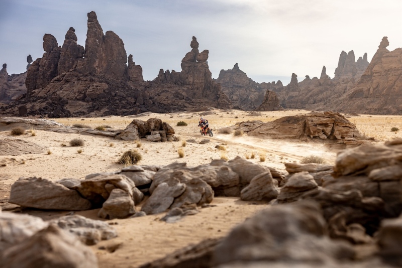 Kevin Benavides of the Red Bull KTM Factory Racing races during Stage 5 of the Rally Dakar 2025 from Al Ula to Hail, Saudi Arabia on January 9, 2025. // Kin Marcin / Red Bull Content Pool // SI202501090331 // Usage for editorial use only //