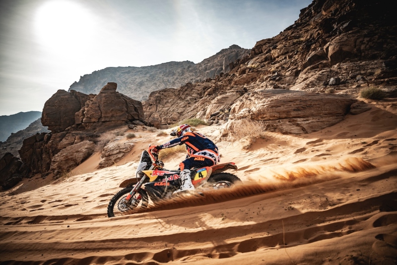 Daniel Sanders (AUS) of Red Bull KTM Factory Racing races during Stage 5 of the Rally Dakar 2025 from Al Ula to Hail, Saudi Arabia on January 9, 2025. // Marcelo Maragni / Red Bull Content Pool // SI202501090423 // Usage for editorial use only //