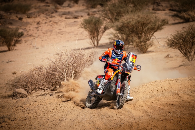 Daniel Sanders (AUS) of Red Bull KTM Factory Racing races during the prologue stage of Rally Dakar 2025 in Bisha, Saudi Arabia on January 03, 2025 // Marcelo Maragni / Red Bull Content Pool // SI202501030085 // Usage for editorial use only //