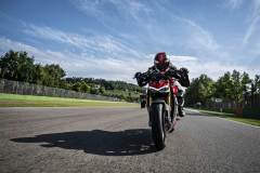 MY20_DUCATI_STREETFIGHTER-V4-S_AMBIENCE_16_UC101639_Mid