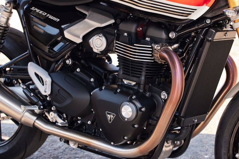 Triumph-OE_SpeedTwin1200RS_MY25_002051_JP