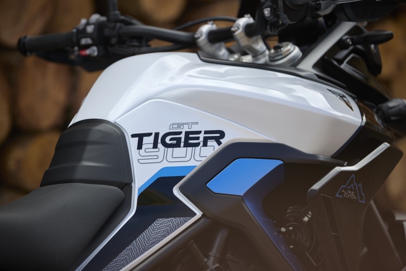 Triumph_Tiger_900_Alpine_Edition_MY26_CW4I9195_GE