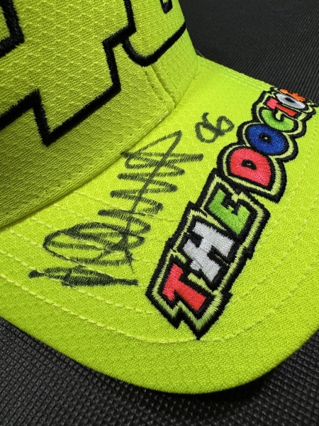 Licytuj czapkę Valentino Rossi z autografem