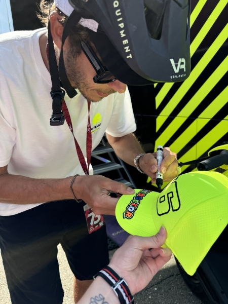 Licytuj czapkę Valentino Rossi z autografem