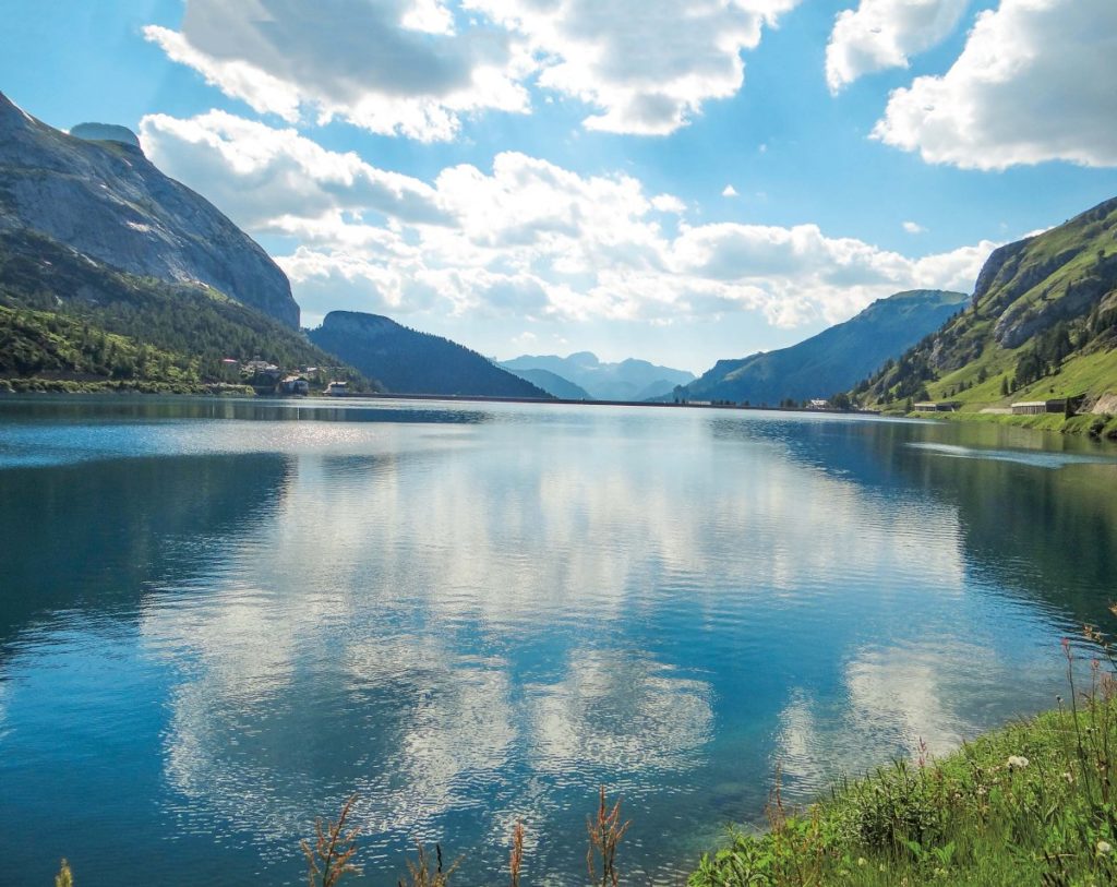 Alpy i Dolomity obfitują w jeziora polodowcowe. Największe to Genewskie, Czterech Kantonów, Bodeńskie, Garda, Como i Maggiore.