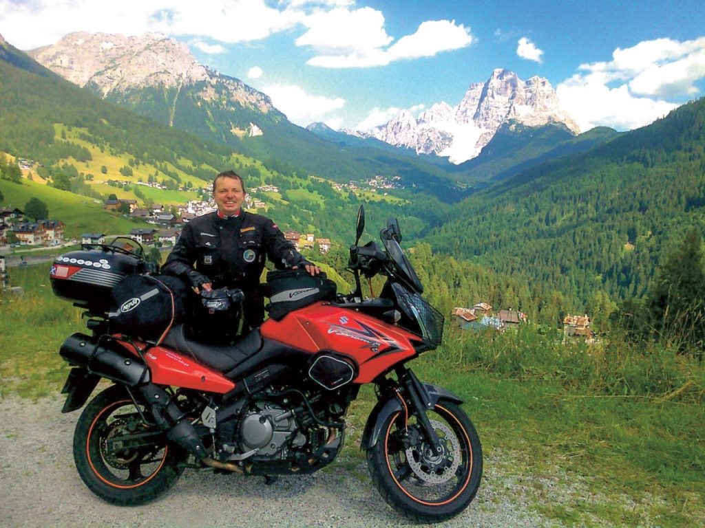 Piękna pogoda, Alpy, winkle i motocykl.