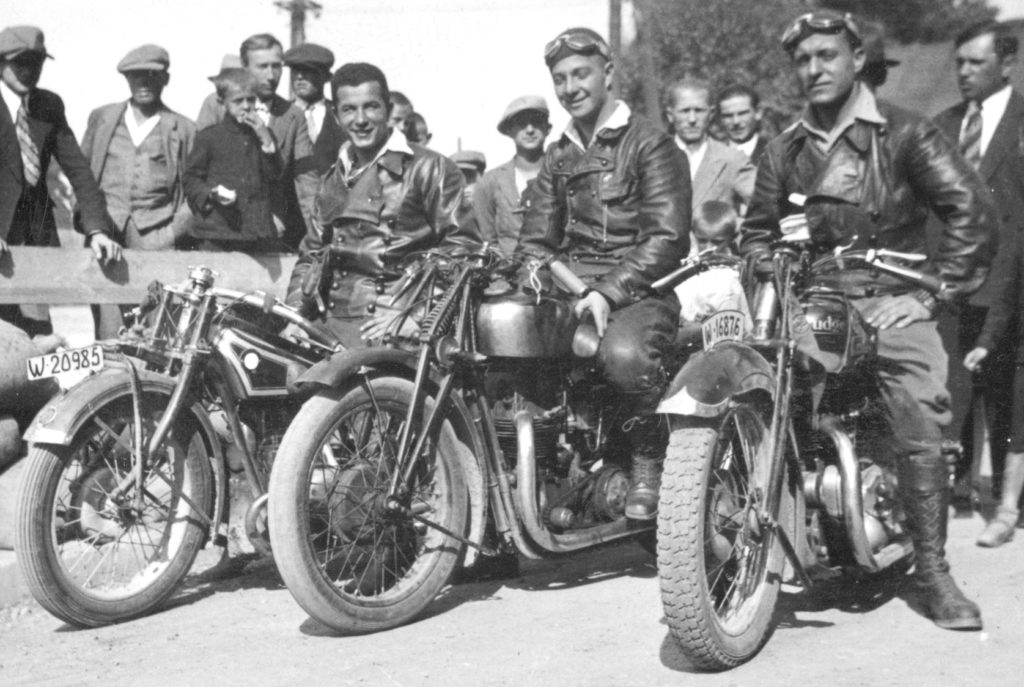 Reprezentacja Polskiego Klubu Motocyklowego podczas wyścigów ulicznych w Tarnowie w 1932 roku.