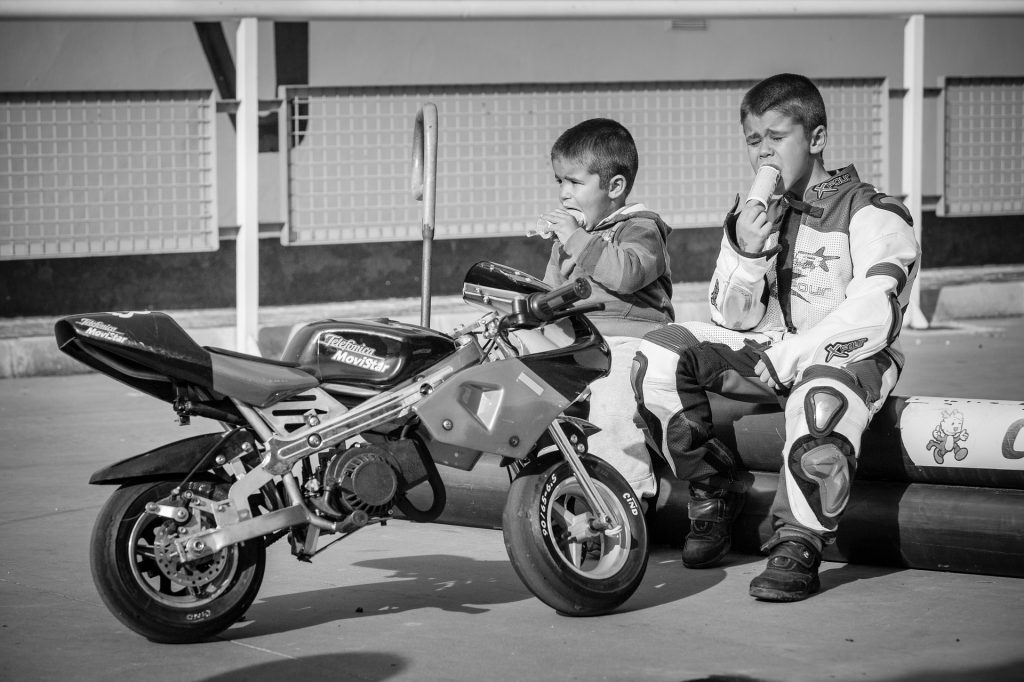 młodzi motocykliści