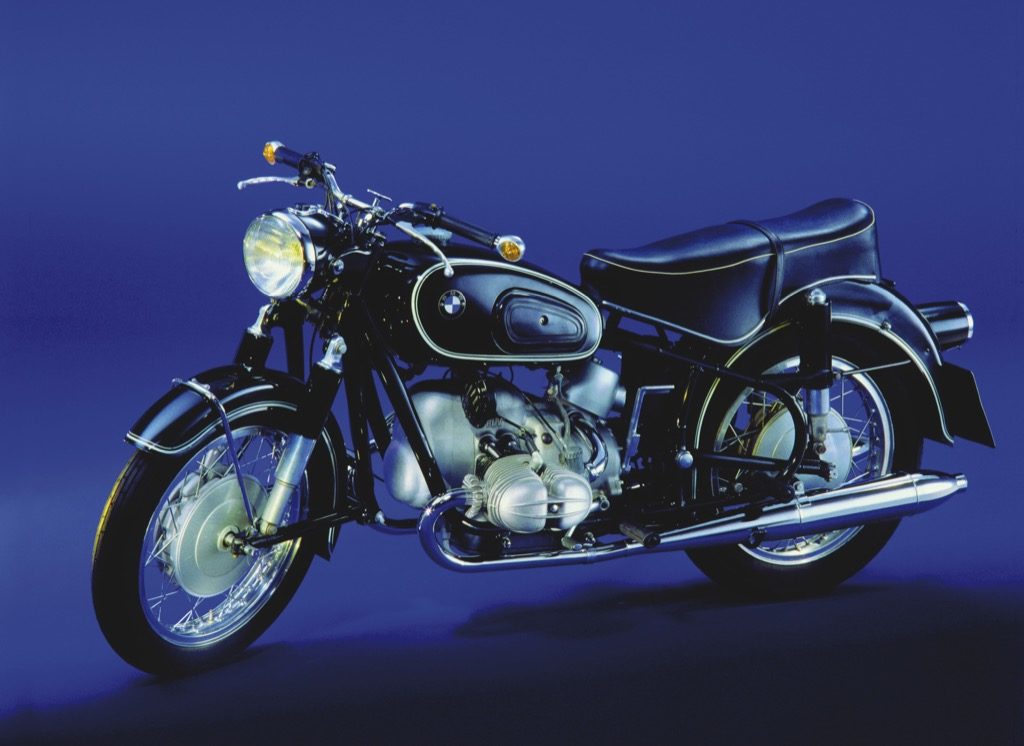 Migacze jako element seryjnego wyposażenia do swoich motocykli pierwsze wprowadziło BMW. W modelu R69 z roku 1955, montowane tylko  na kierownicy, były jeszcze  opcją.