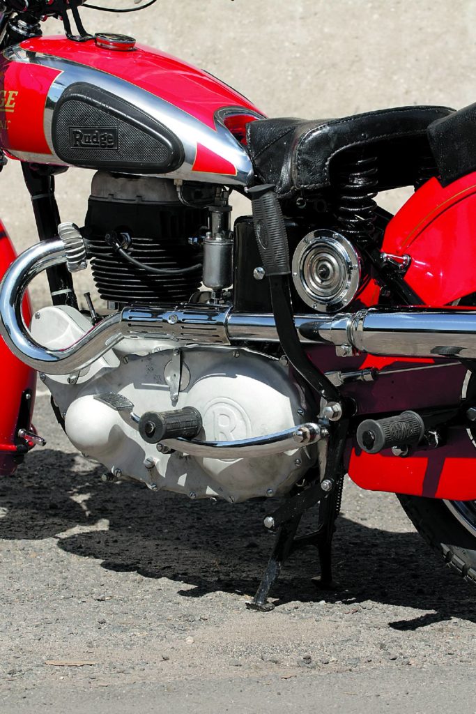 Dźwignia koło siedzenia kierowcy ułatwia stawianie motocykla na podstawce.