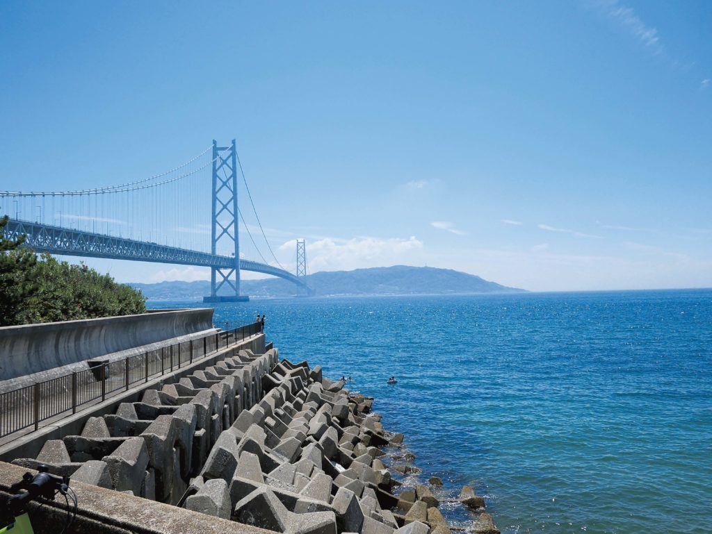 Mosty łączące japońskie wyspy robią ogromne wrażenie.