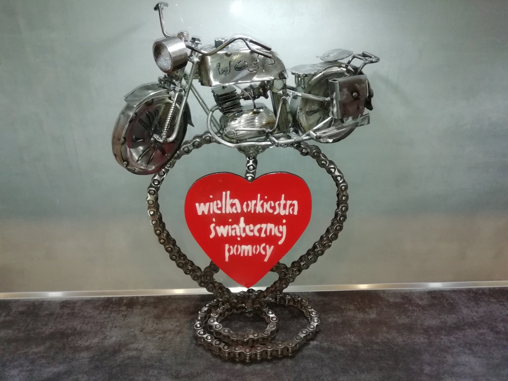 Rzeźba motocykla z metalu