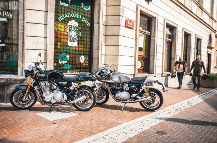 Triumph Thruxton R 1200 vs Norton Commando 961 Sport Mk II