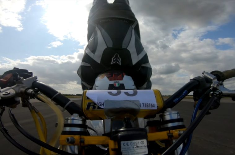 Pobił rekord Guinnessa jadąc na głowie