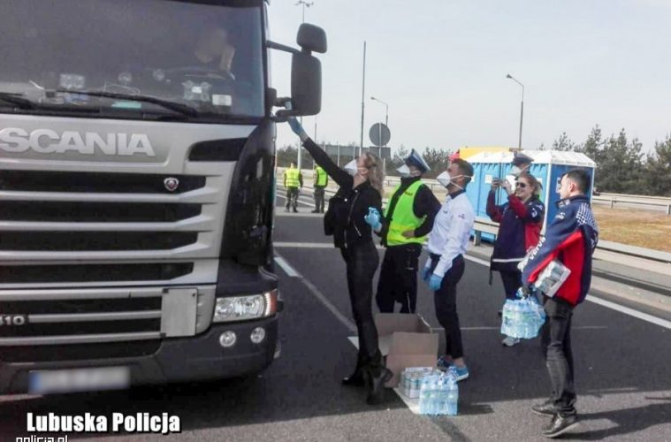 Rozdają jedzenie i napoje na granicach