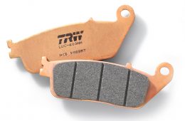 TRW Sinter Road & Track (SRT) Bremsbeläge für maximale Sicherheit, Langlebigkeit und Leistung auf den Punkt, selbst unter extremen Bedingungen. // TRW Sinter Road & Track (SRT) brake pads for maximum safety, durability and precise performance, even under extreme conditions.