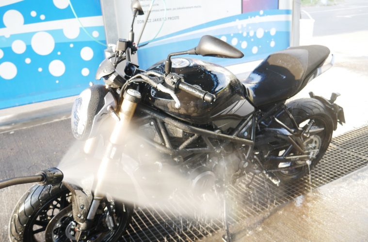 Mycie motocykla na myjni