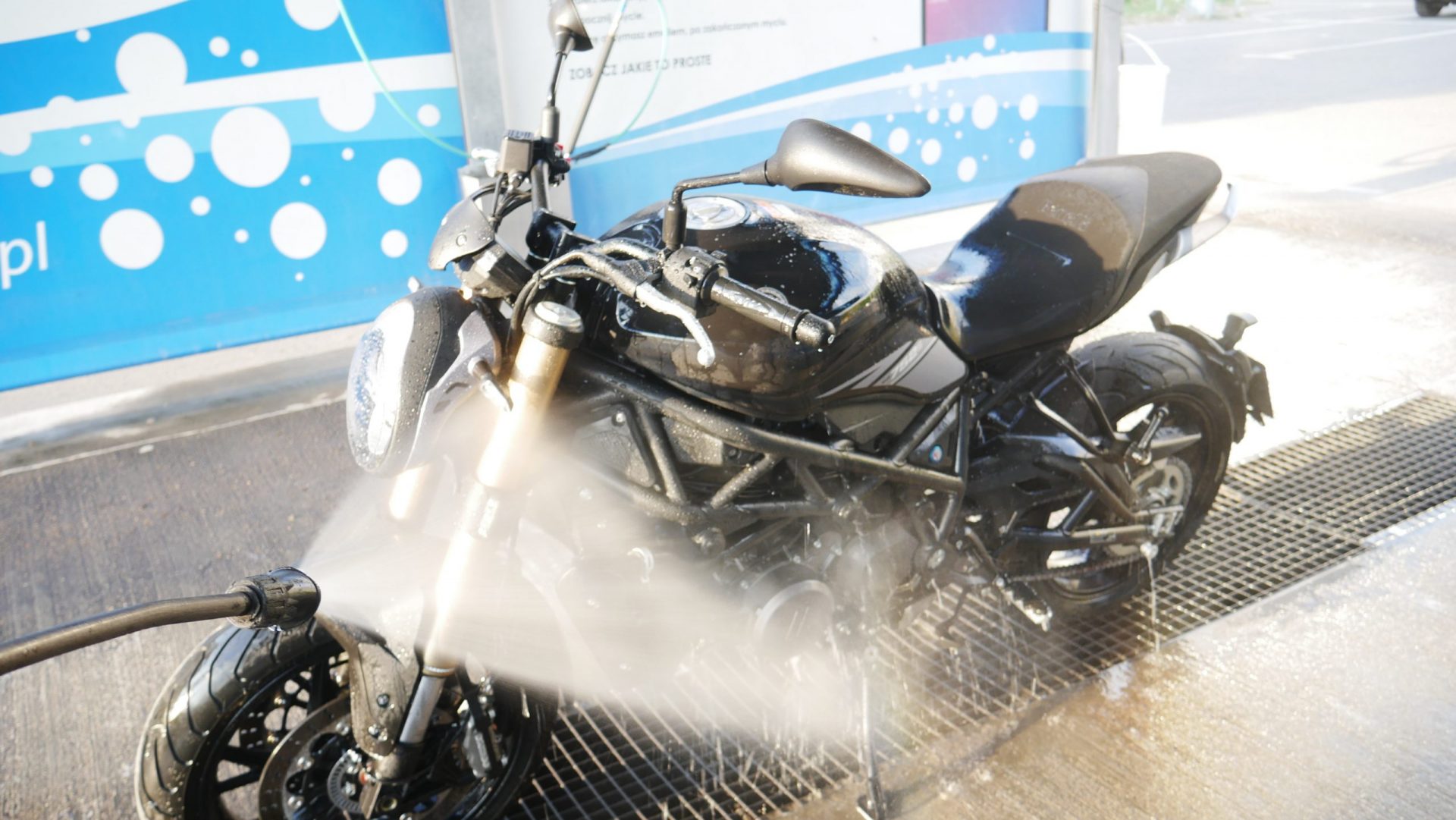 Mycie motocykla na myjni