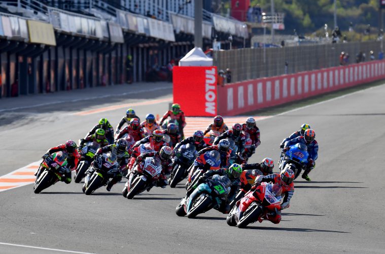 Jack Miller prowadzący w pierwszym zakręcie wyścigu MotoGP o GP Walencji 2020