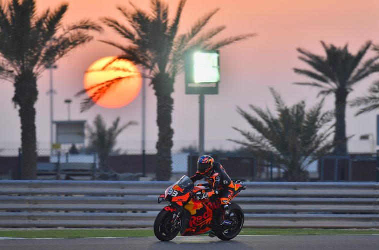 Brad Binder w akcji podczas testów MotoGP w Katarze w 2020 roku