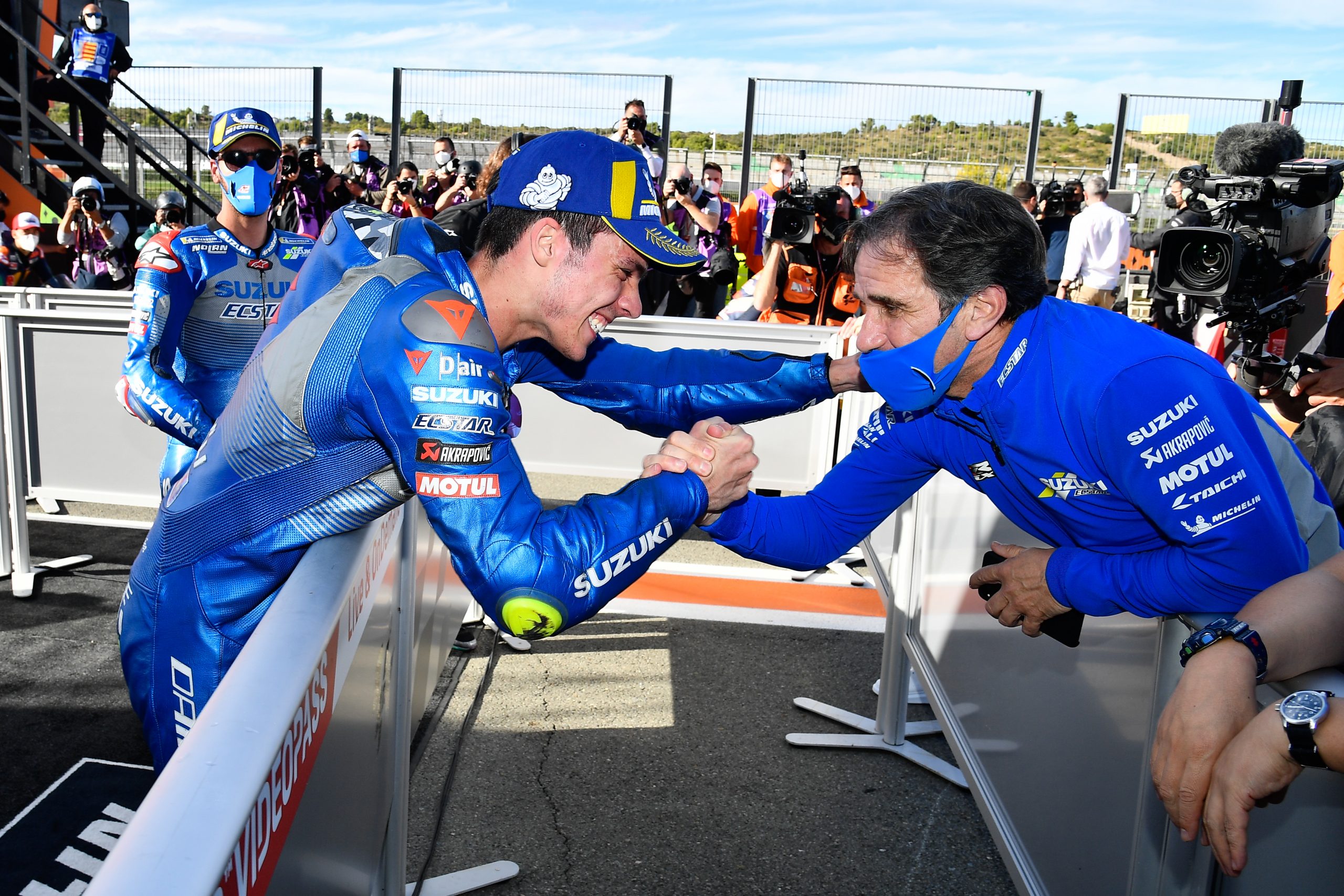 Davide Brivio i Joan Mir świętujący mistrzostwo Suzuki w MotoGP w sezonie 2020