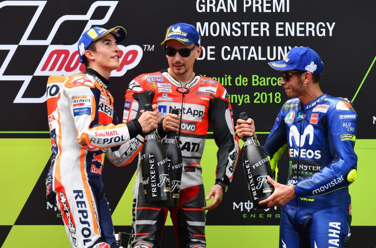 Marc Marquez, Jorge Lorenzo i Valentino Rossi na podium w Katalonii w 2018 roku