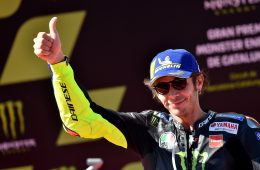 Valentino Rossi w parku zamkniętym toru Circuit de Barcelona-Catalunya po kwalifikacjach w sezonie 2020 MotoGP