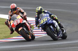 Valentino Rossi i Marc Marquez walczący w GP Argentyny 2018