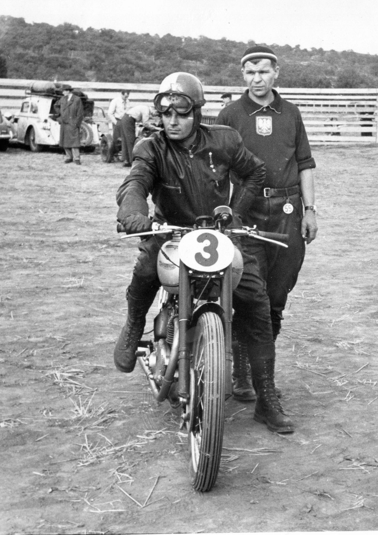 Czesław Wolski - stoi z tyłu, za motocyklistą.