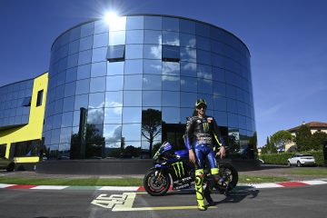 Valentino Rossi przed siedzibą VR46
