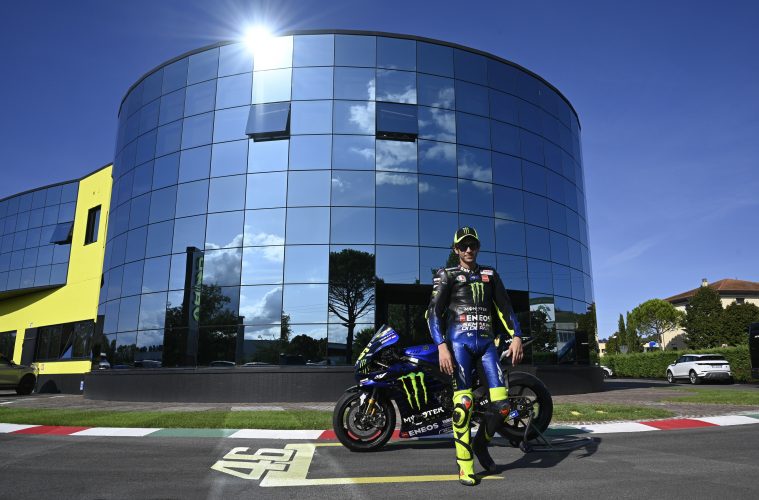 Valentino Rossi przed siedzibą VR46