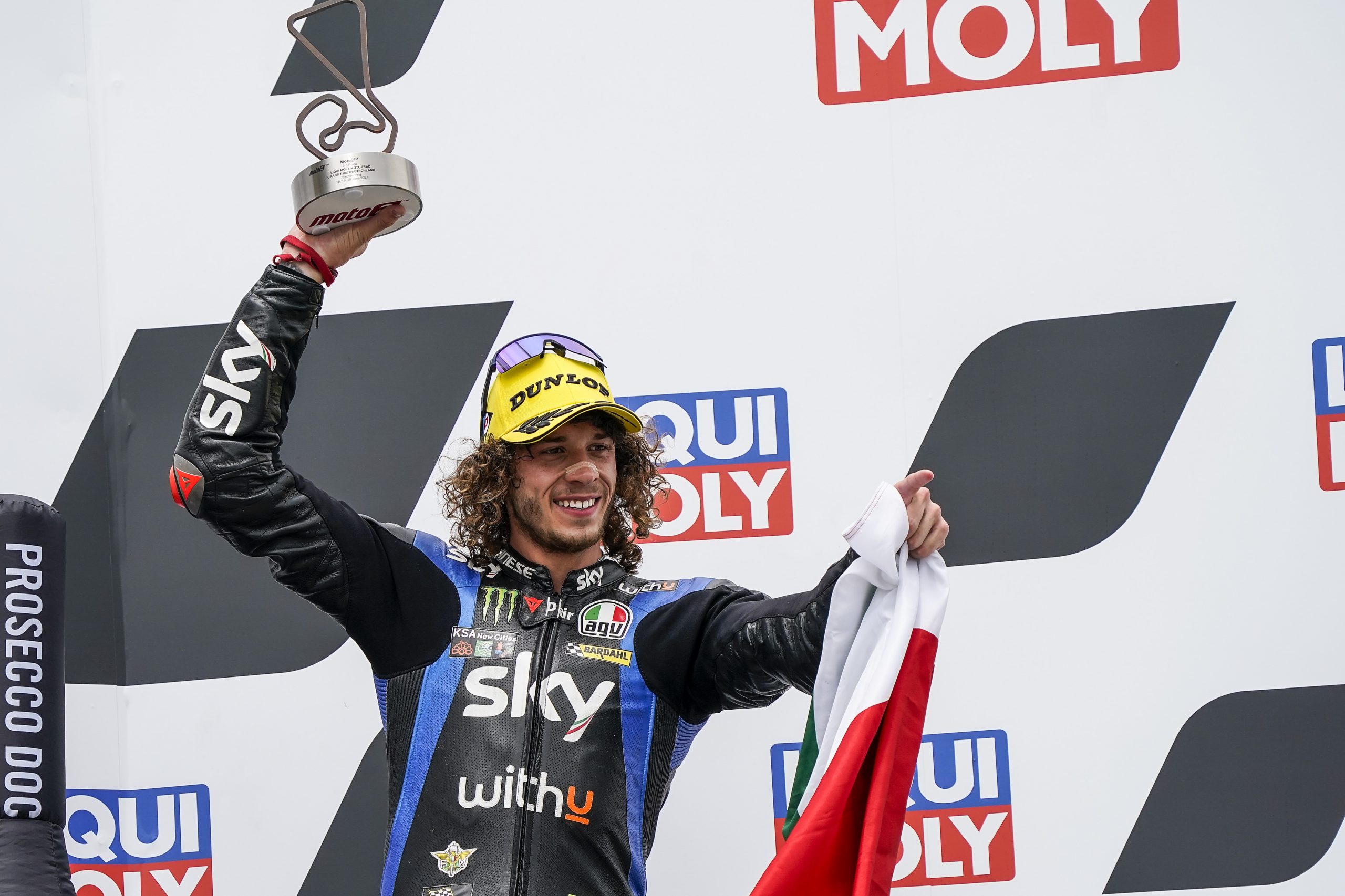 Marco Bezzecchi na podium GP Niemiec 2021 klasy Moto2