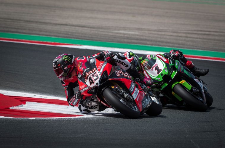 Scott Redding i Jonathan Rea podczas wyścigu w Nawarze