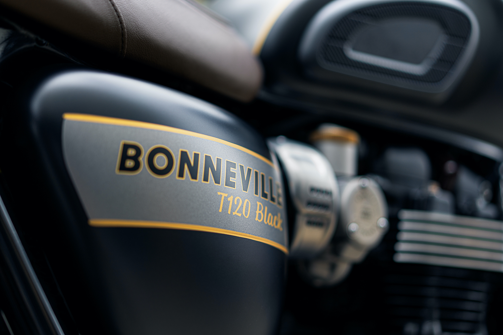 Triumph Bonneville T120 Black Gold Line Edition