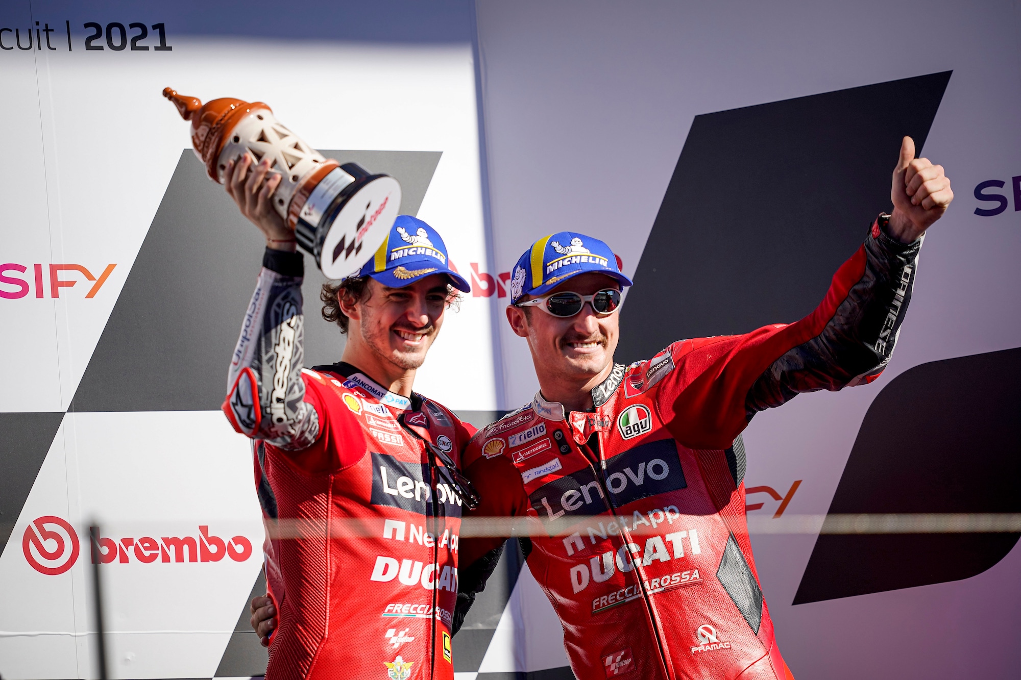 Pecco Bagnaia i Jack Miller na podium w GP Algarve 2021 w Portimao w Portugalii