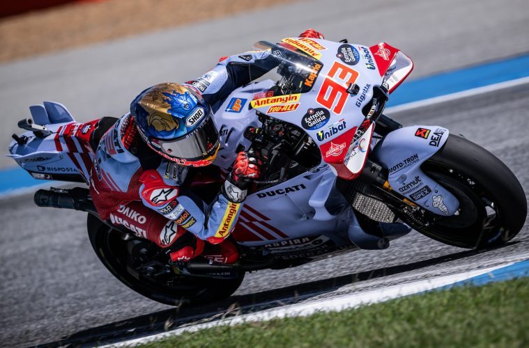 Marc Marquez (Gresini Racing, Ducati Desmosedici GP23) w akcji na torze Chang Buriram Circuit podczas GP Tajlandii 2024 MotoGP.