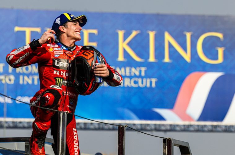 Marc Marquez (Ducati Lenovo Team) świętujący na podium zwycięstwo w wyścigu MotoGP o GP Tajlandii 2025, który rozpoczął nowy sezon, w tle napis "The King".