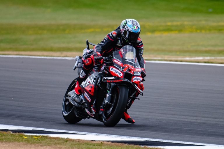 MotoGP: Czerwona flaga ratuje Marquezów, Bezzecchi triumfuje na Silverstone!